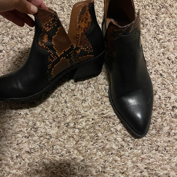 Boot size 8 - Picture 2 of 2